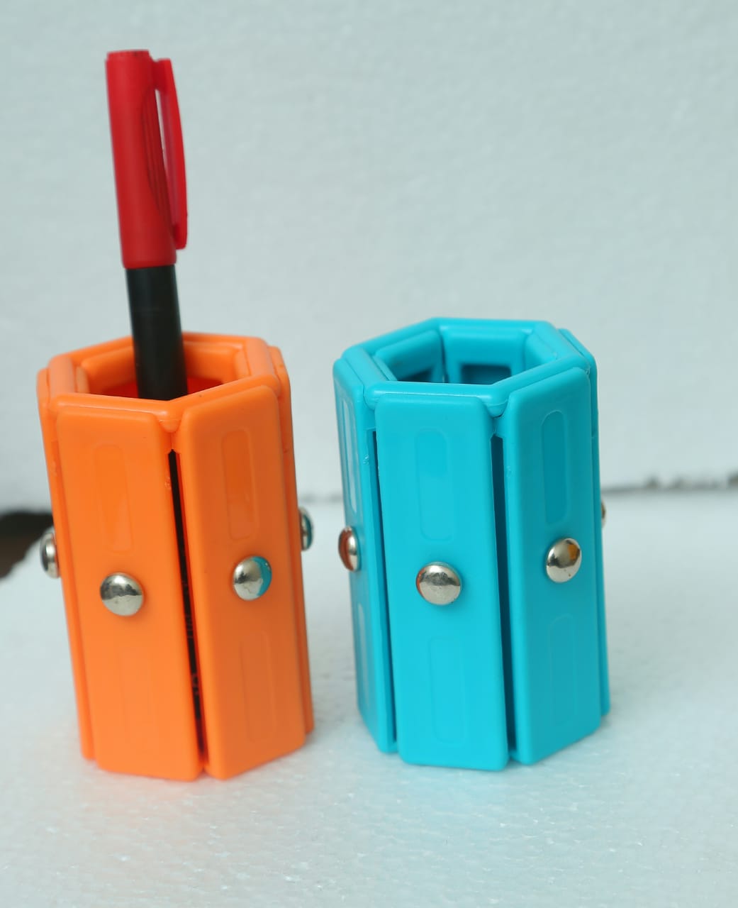 Heat-resistant hot mat with foldable design, non-slip for kitchen use. Heat-resistant hot mat with foldable design, non-slip for kitchen use.